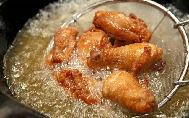 Đầu độc cơ thể bằng cách ăn đồ dầu mỡ liên tục